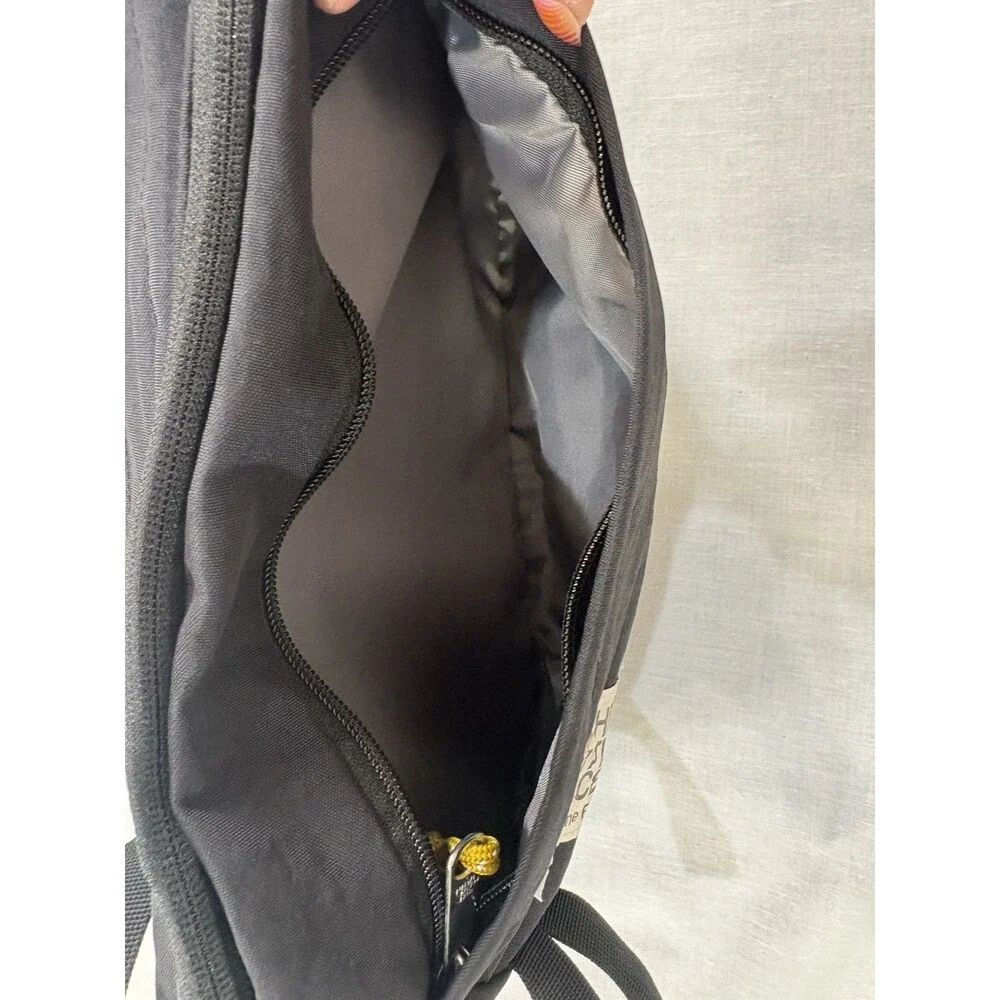 The North Face Berkeley Field Bag Black Shoulder Bag Zip Closure Outdoor